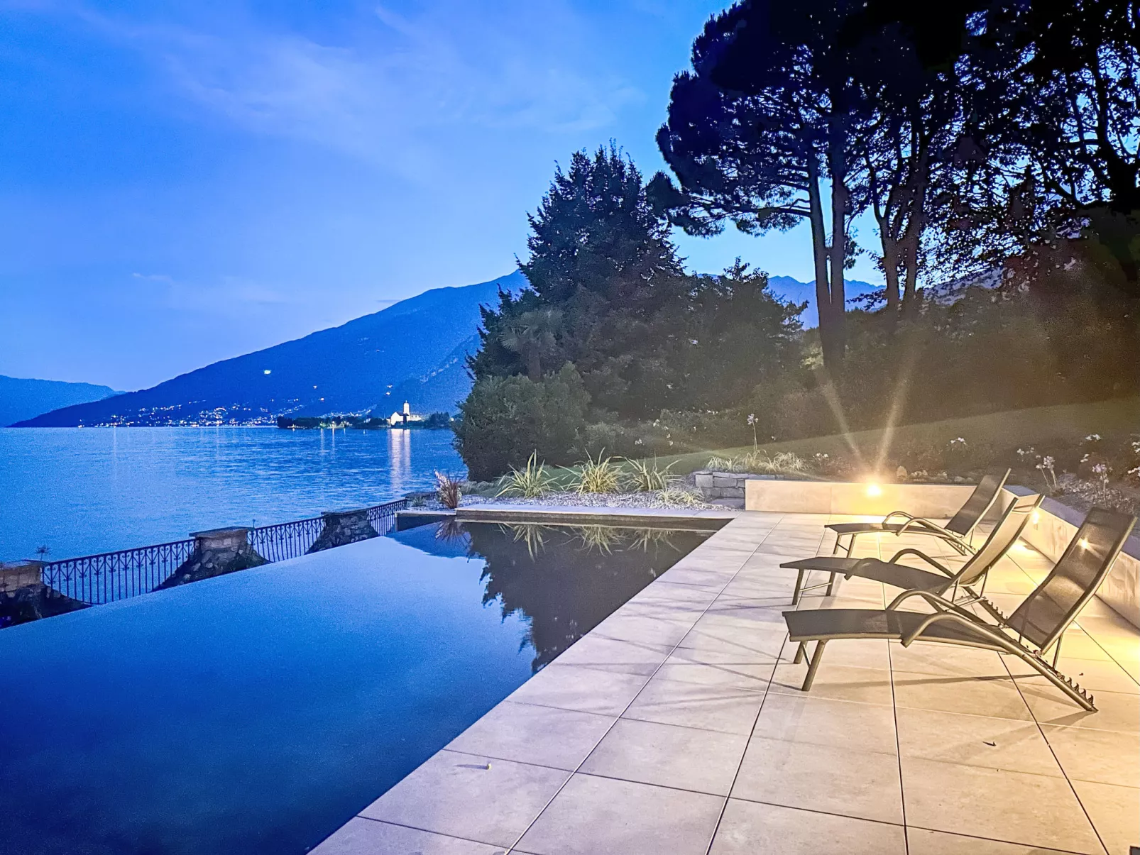 Riflesso del lago-Outside