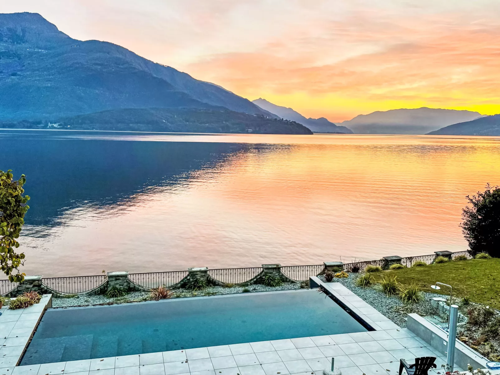 Riflesso del lago-Outside