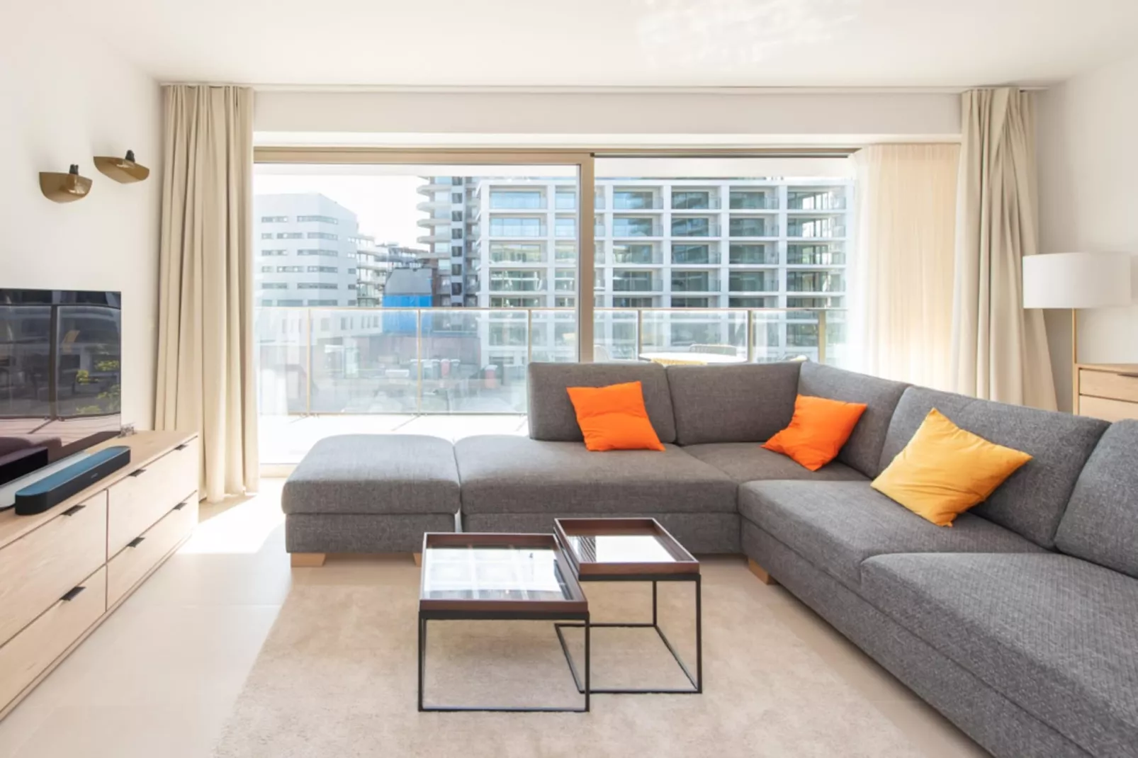 Sky Bridge-Living room
