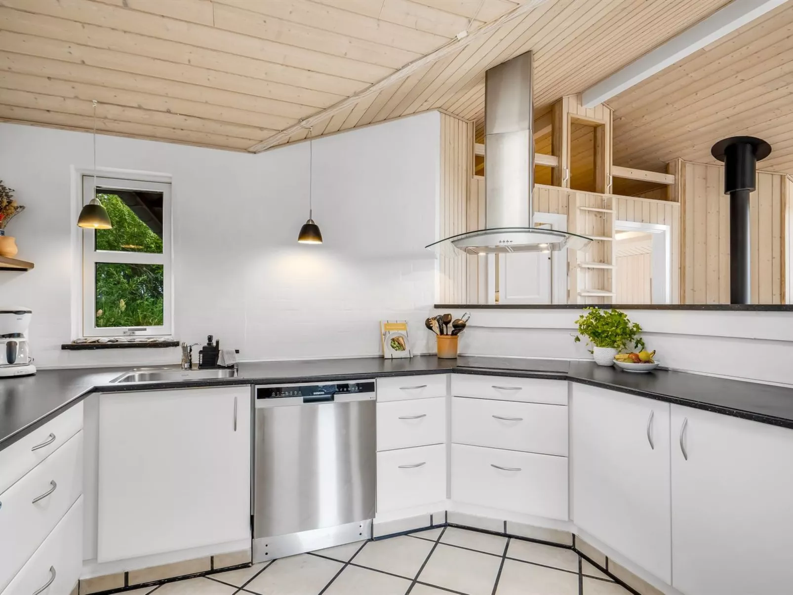 "Yngve" - 3.5km from the sea-Inside