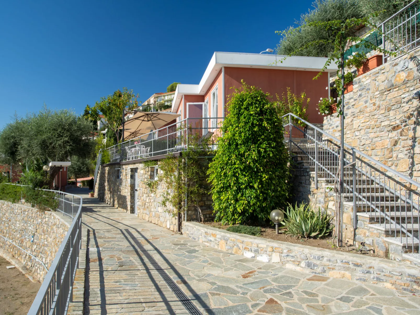 Mandorlo (SLR401)-Outside