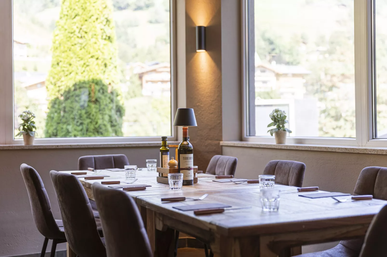Saalbach Suite 8-Dining room