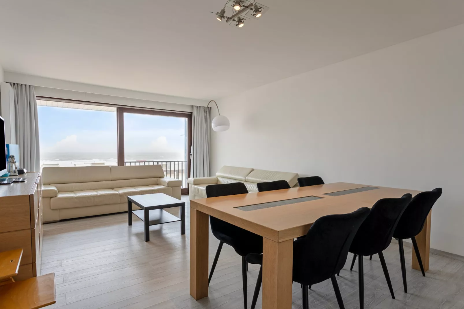 E0-Dining room