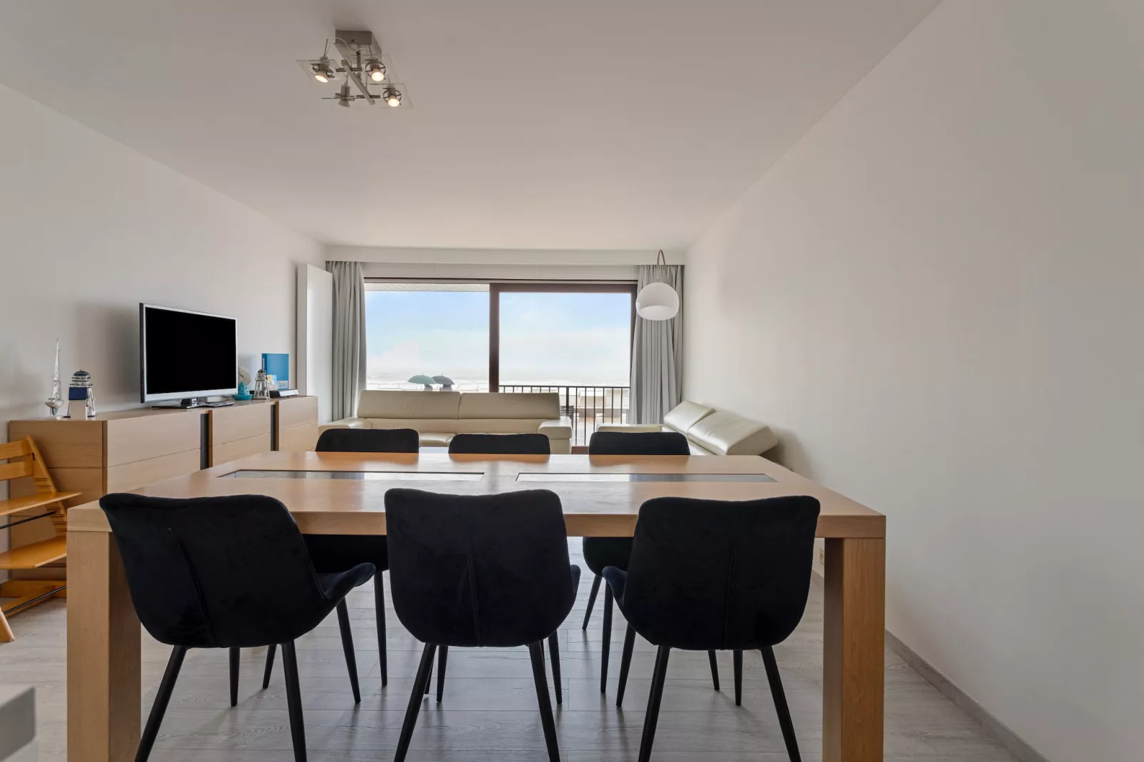 E0-Dining room