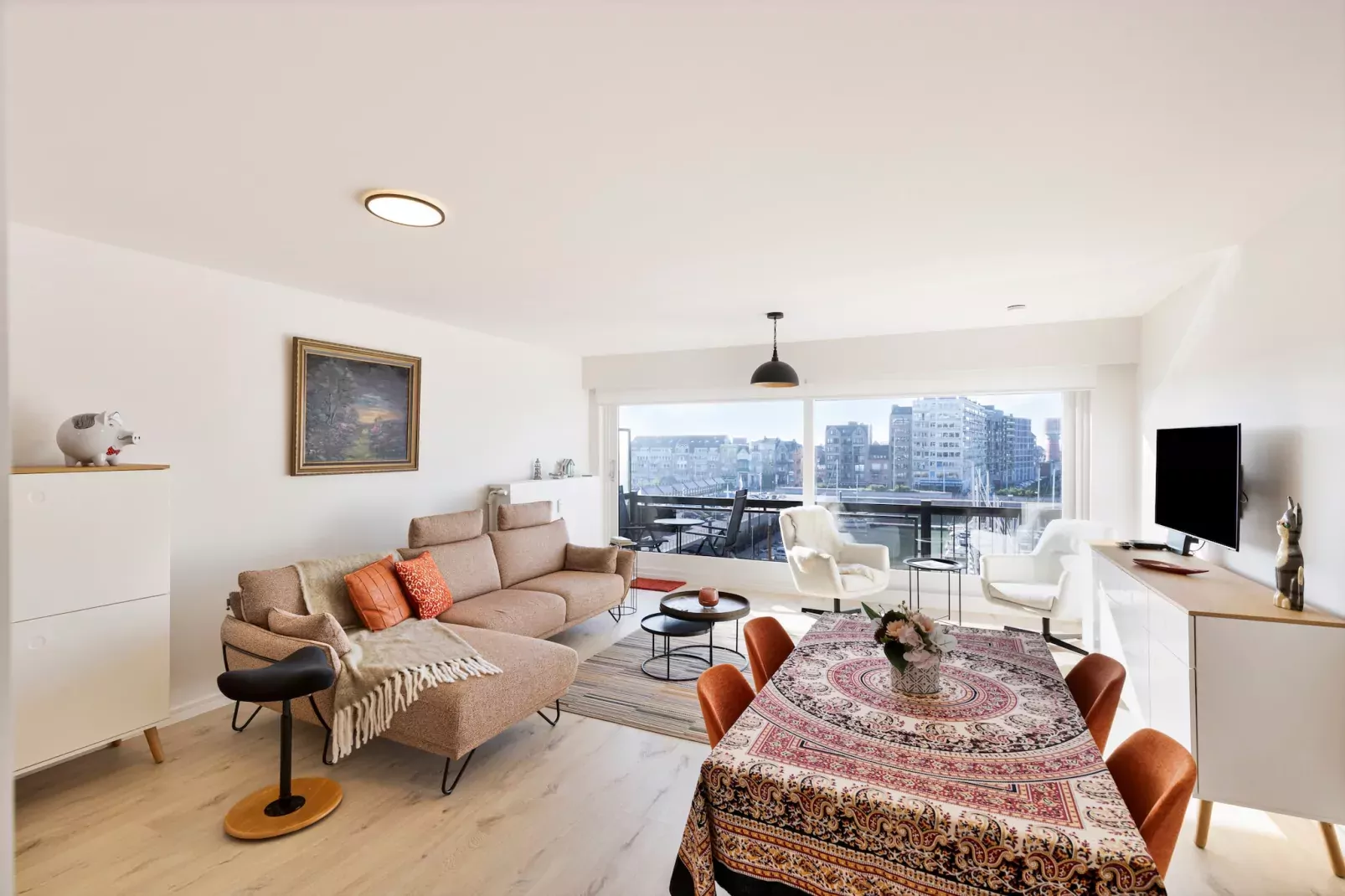 HARBOUR VIEW - 4B-Living room