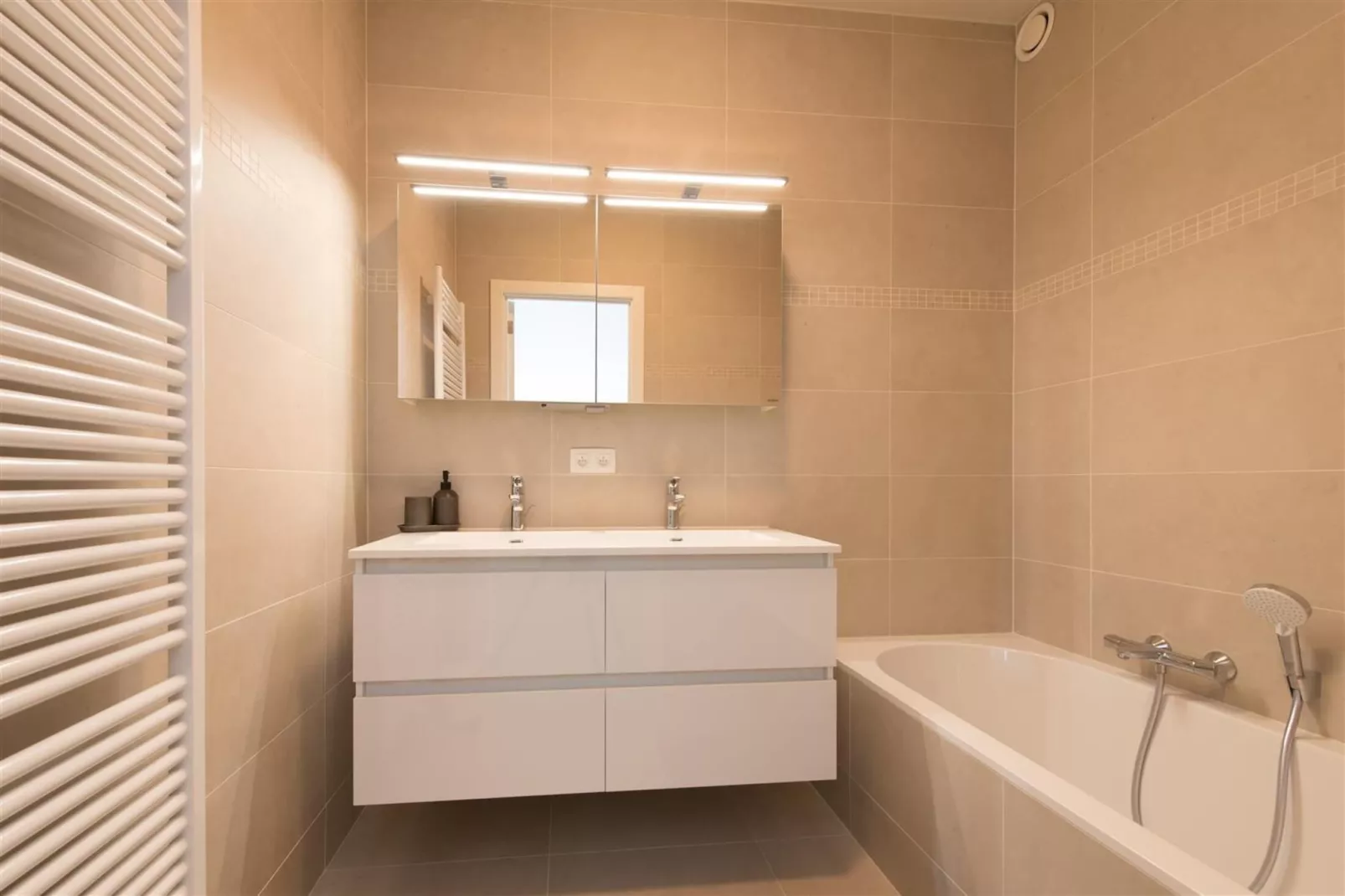 The Waves Sea-Bathroom