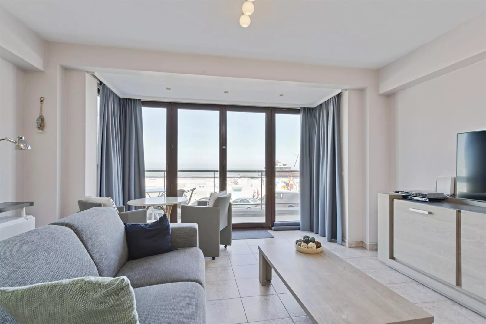 SEA SWALLOW - 1ST-Living room