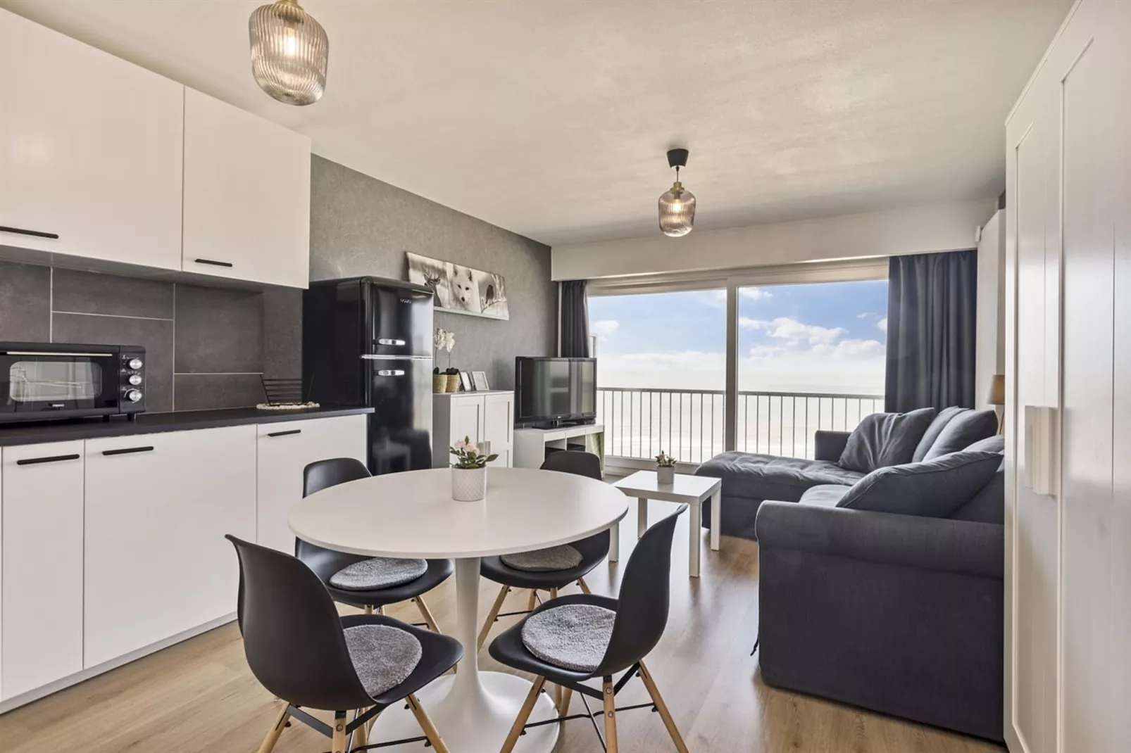 GOLF HIT - 8B-Dining room