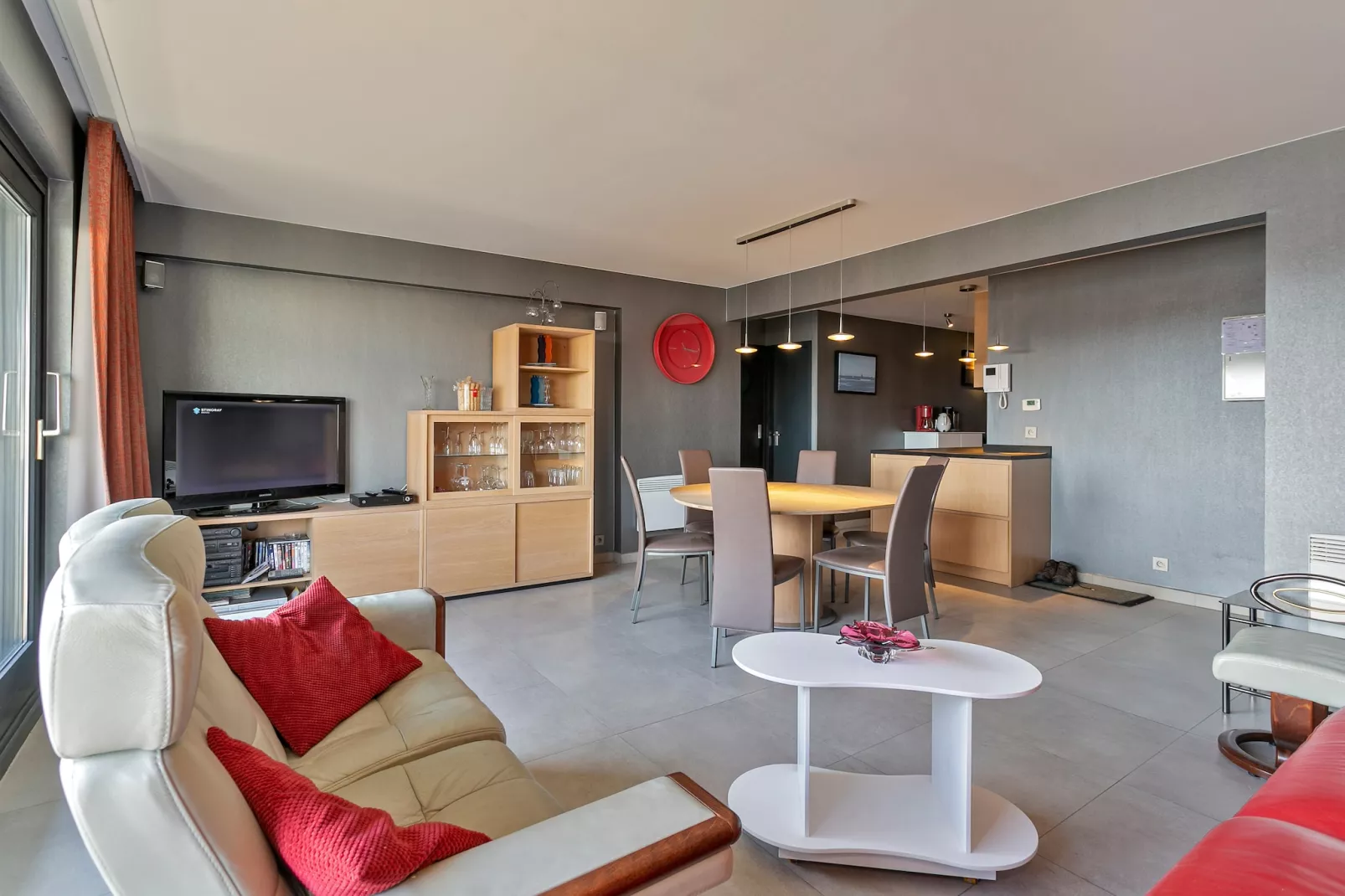 Apartment with 4 rooms and terrace-Living room