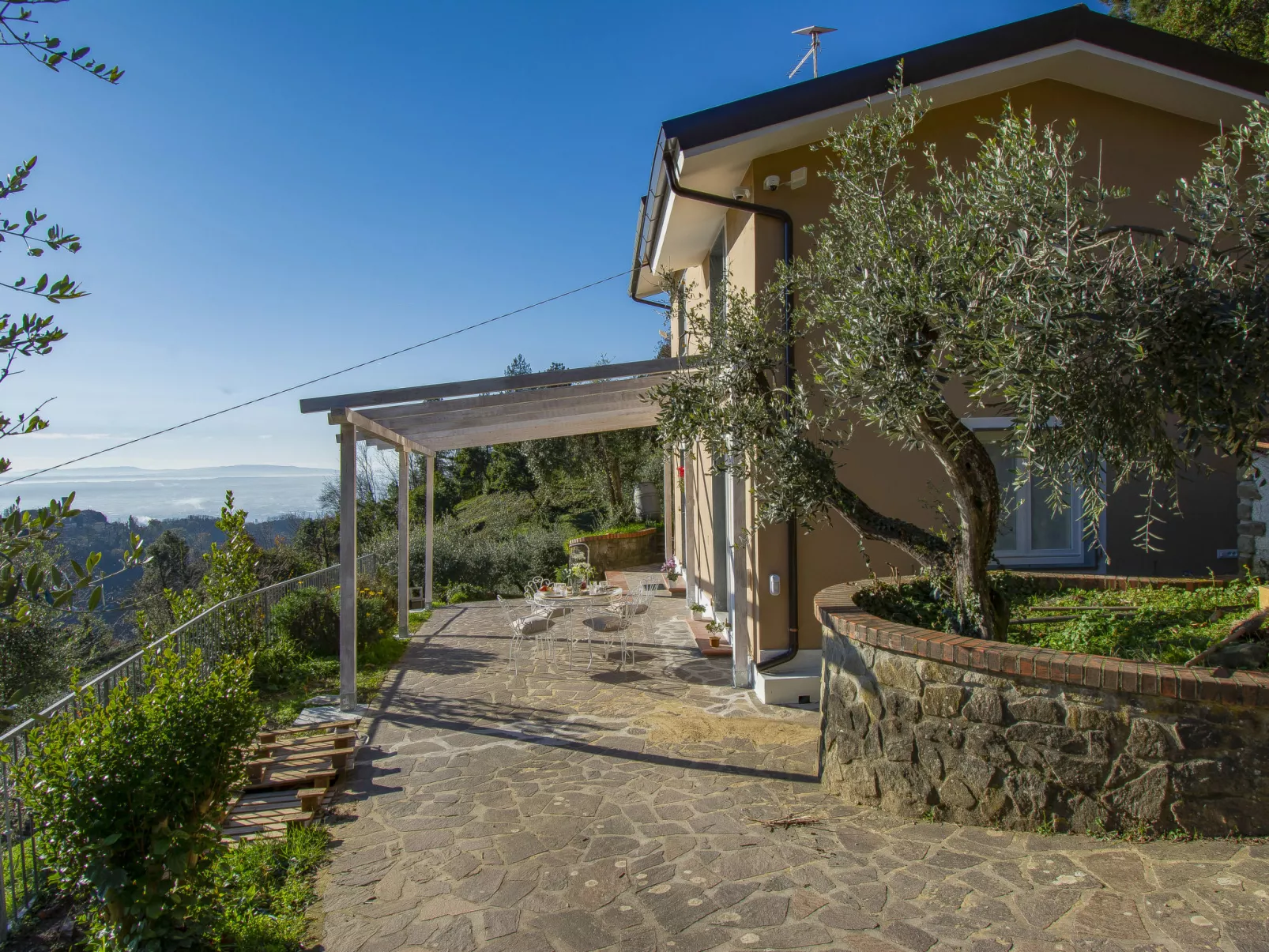 Il Paradiso-Outside