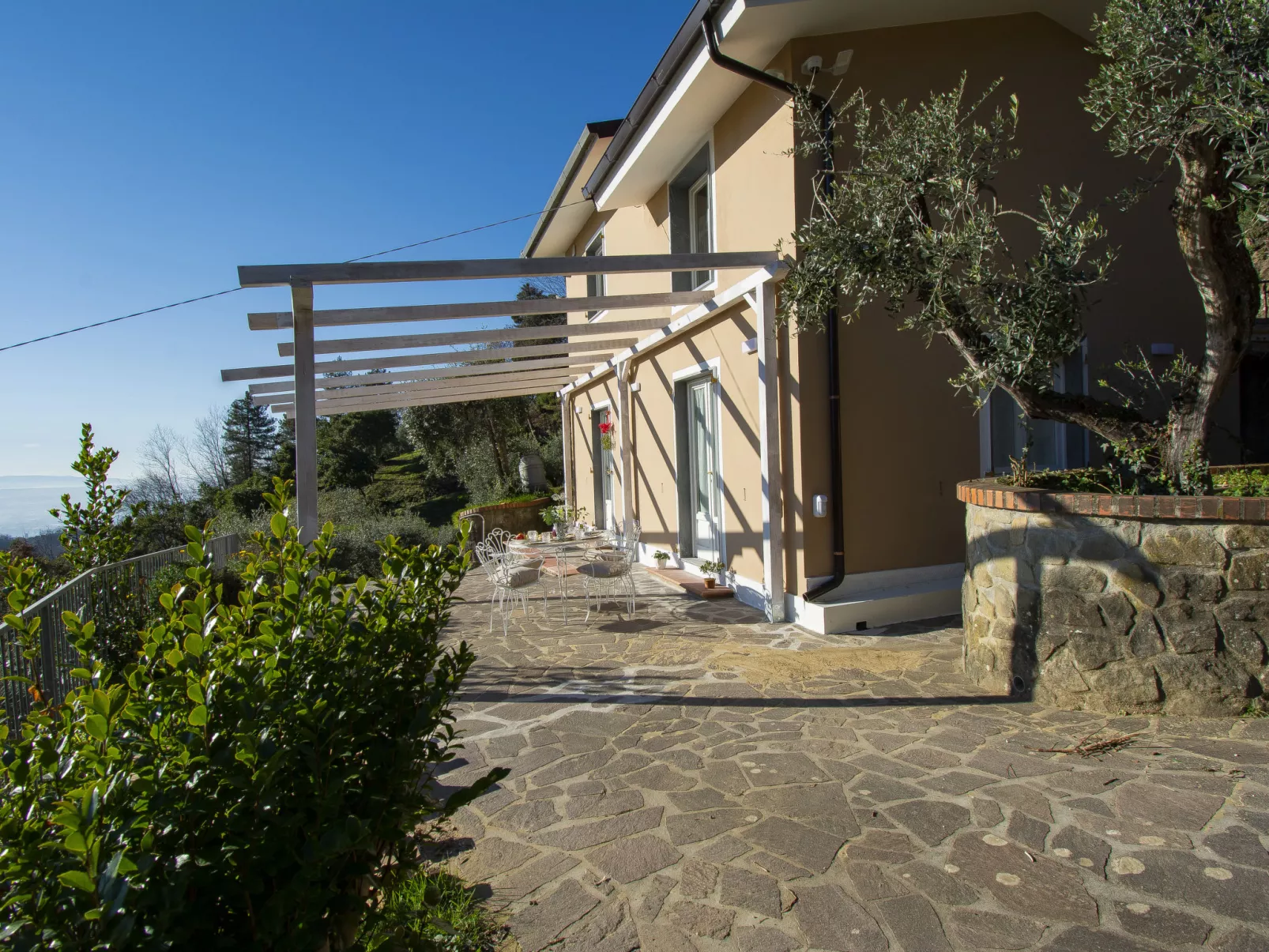 Il Paradiso-Outside