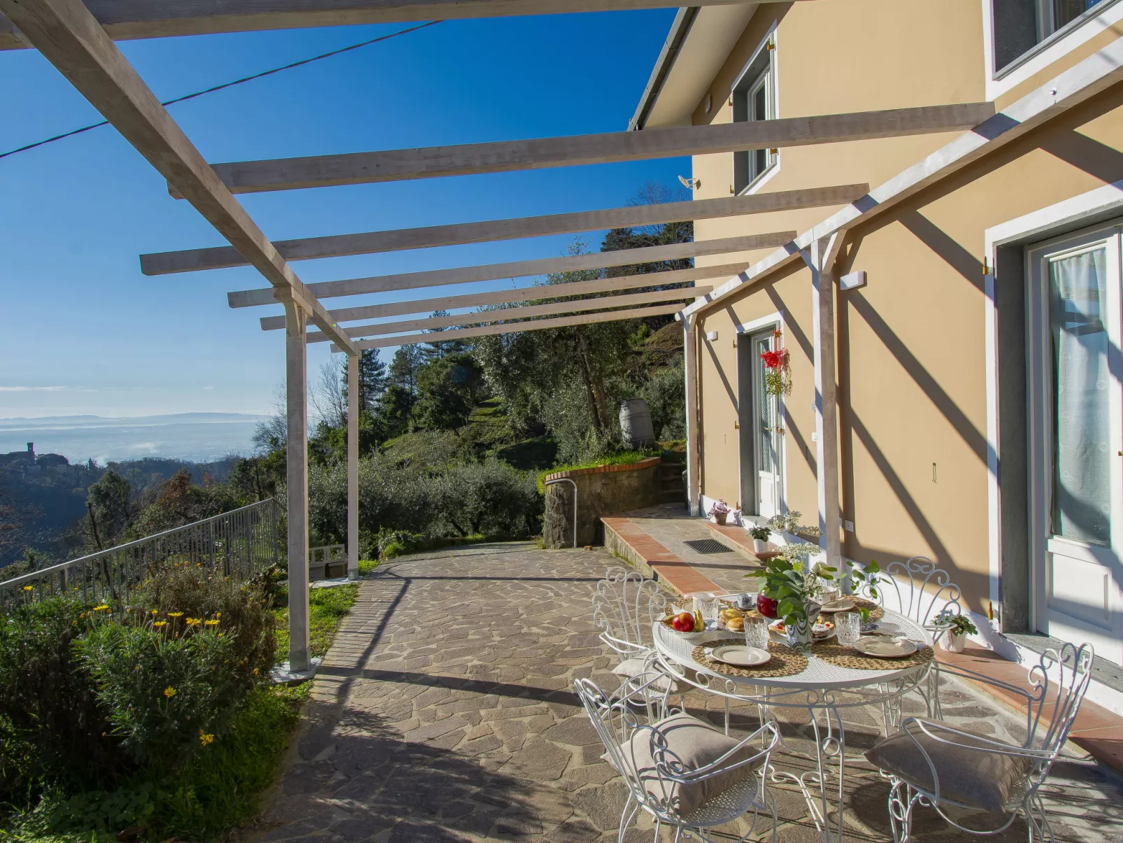 Il Paradiso-Outside