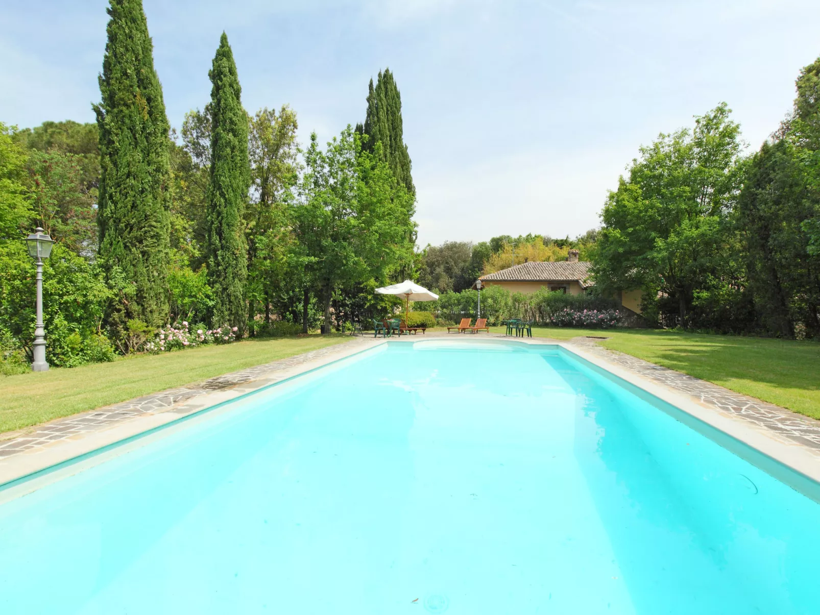 Montecorneo-Outside