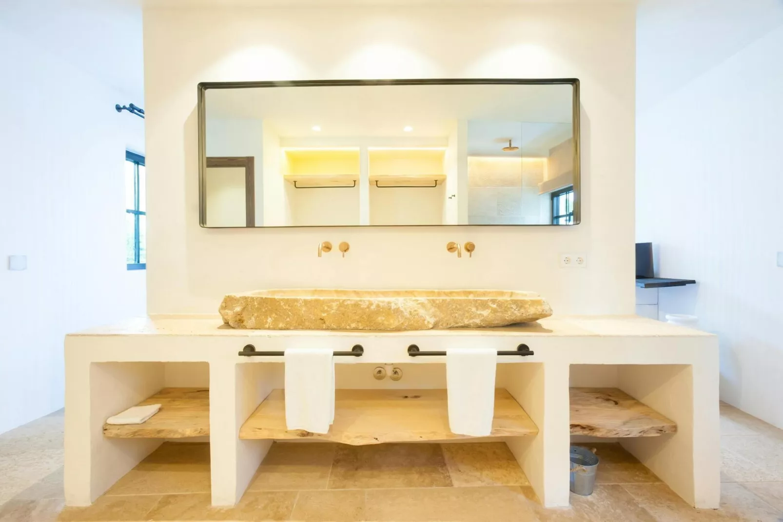 Can Gerbera-Bathroom
