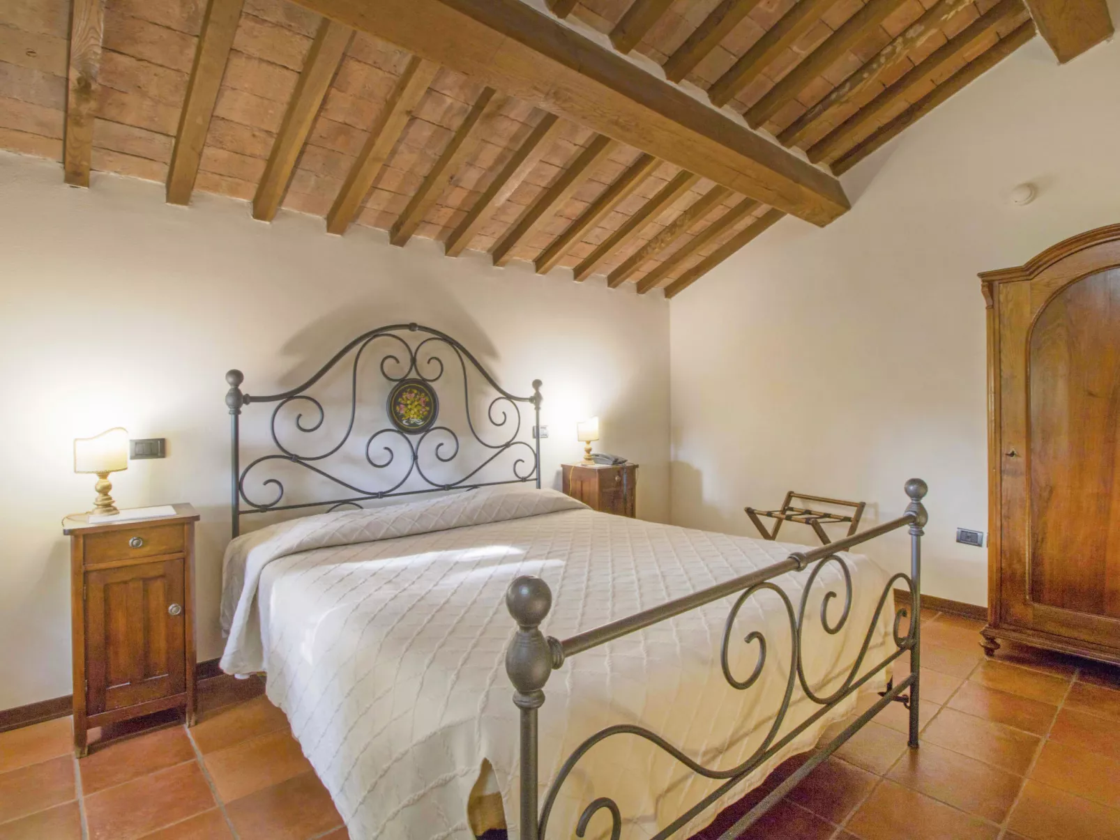 Montecorneo-Inside