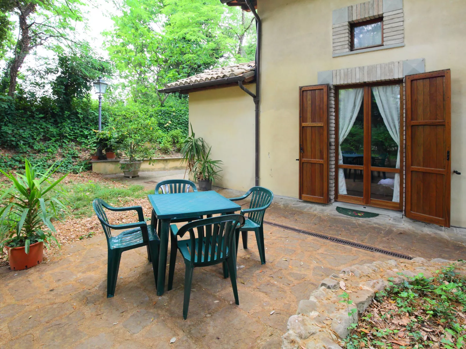 Montecorneo-Outside