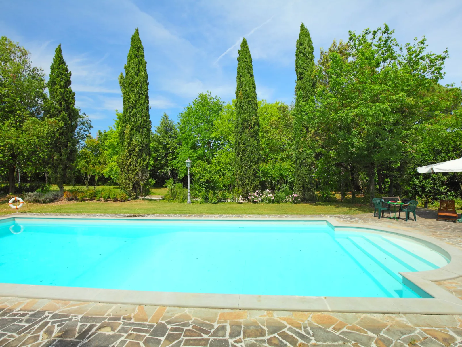 Montecorneo-Outside