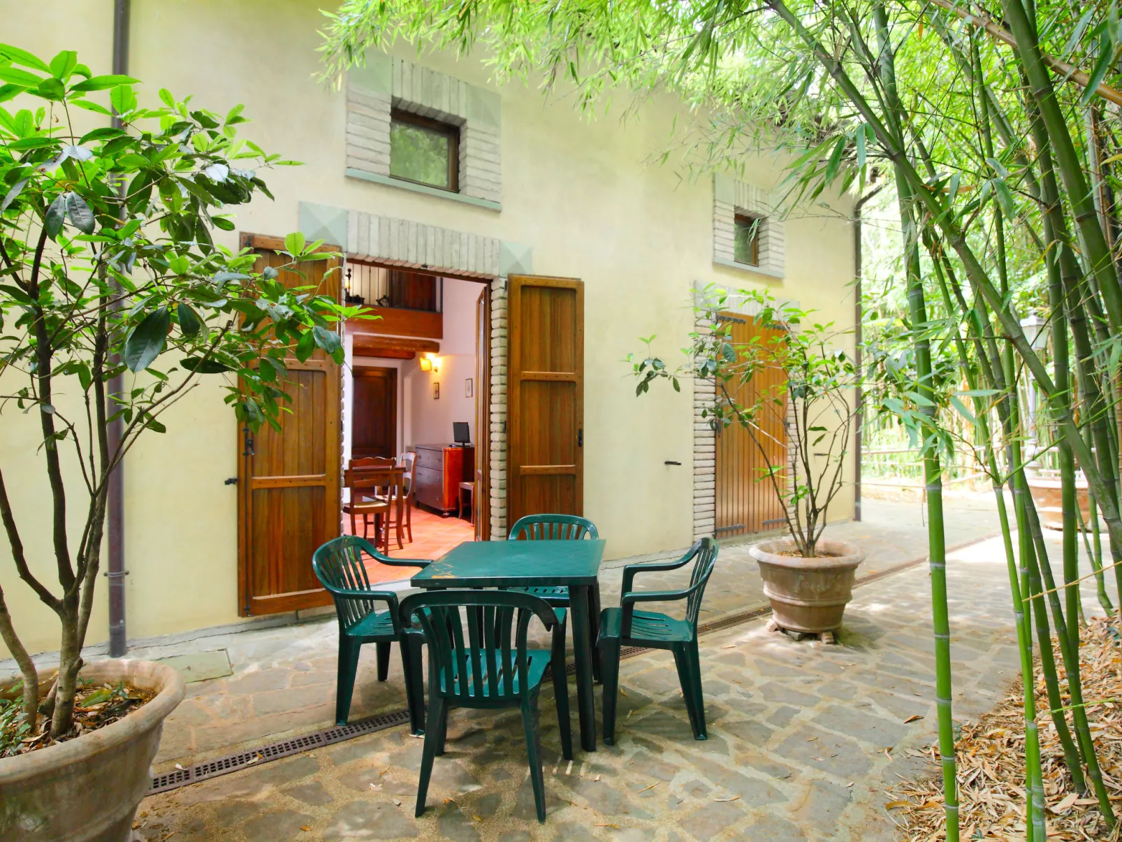 Montecorneo-Outside
