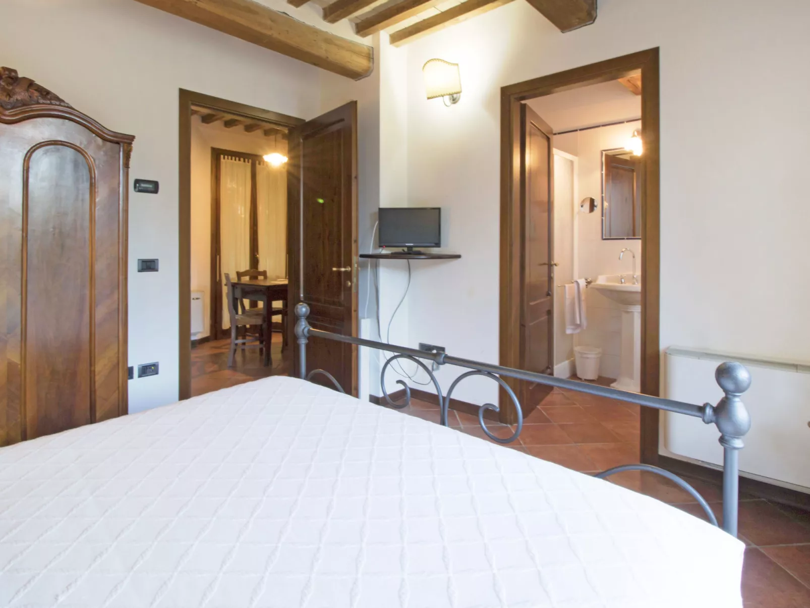 Montecorneo-Inside
