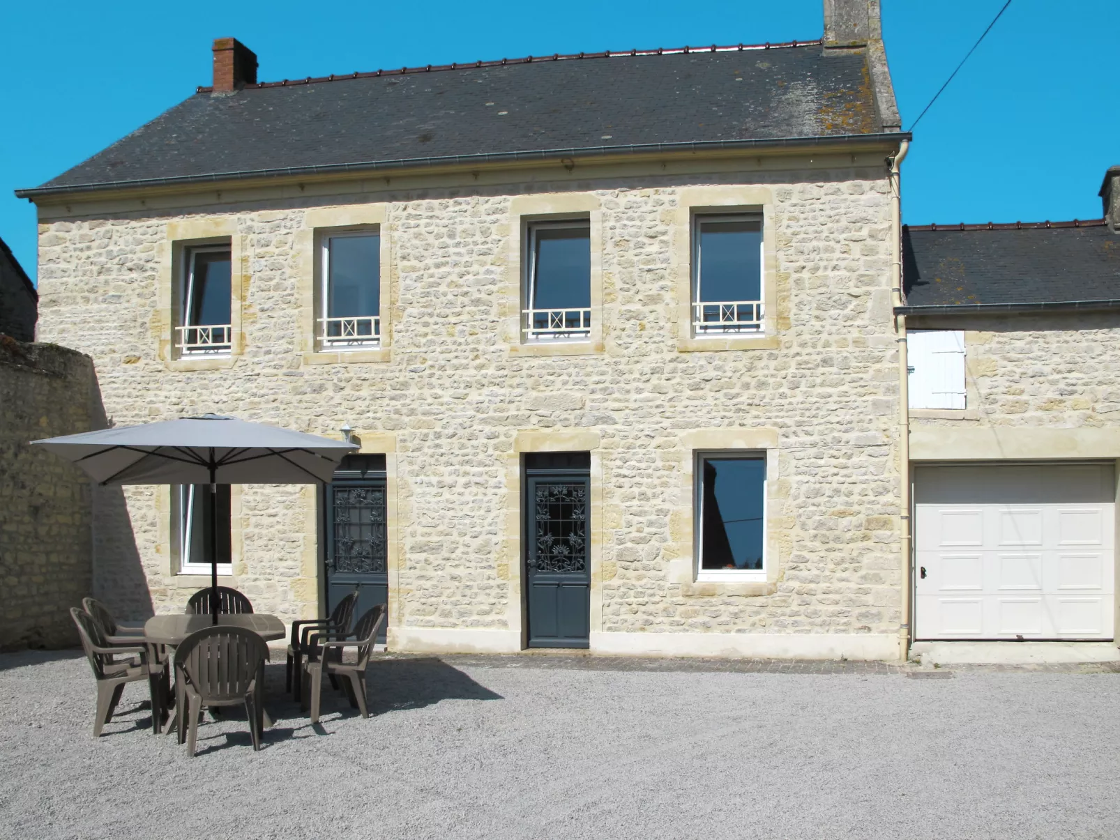Le Repos-Outside