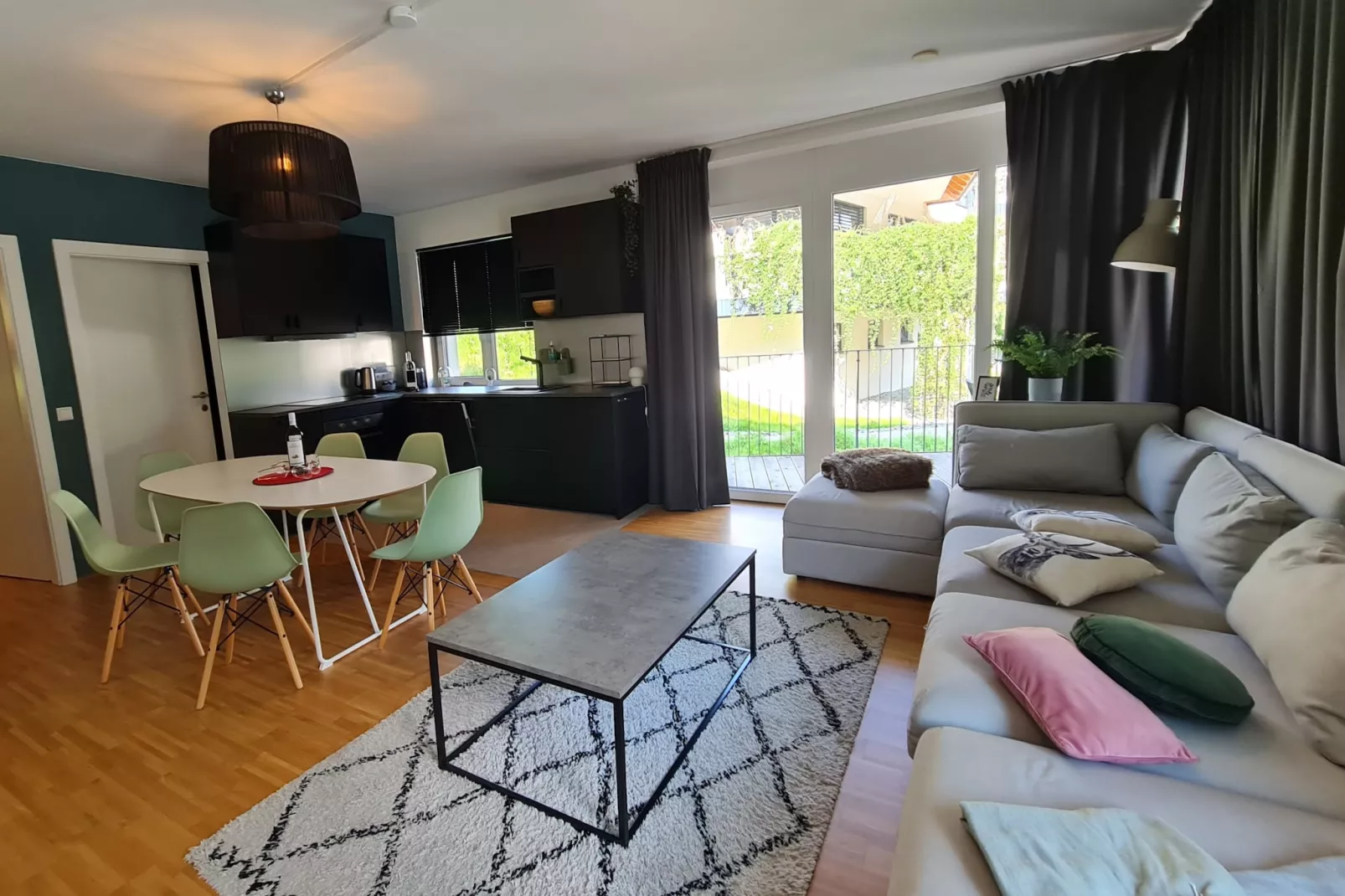 Mountain View-Living room
