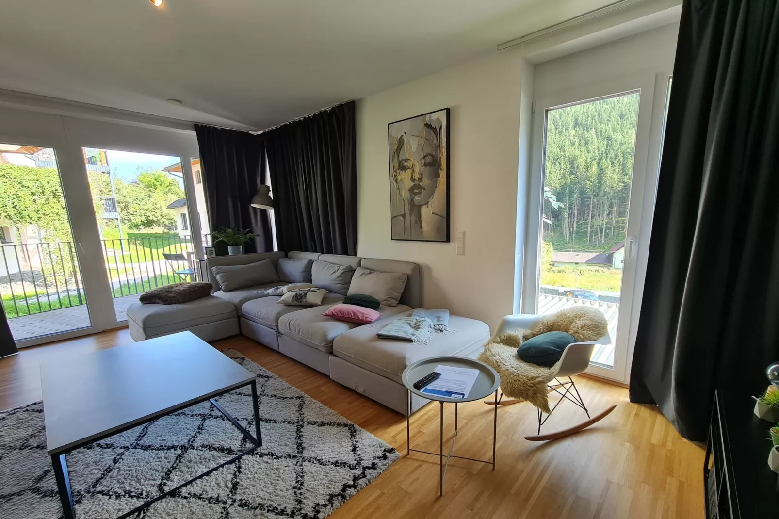 Mountain View-Living room