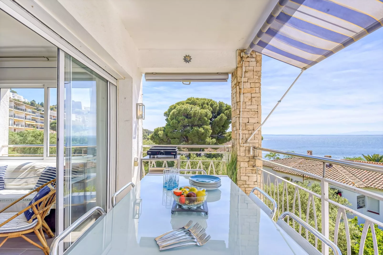 LAS OLAS 1C Roses-Terrace balcony