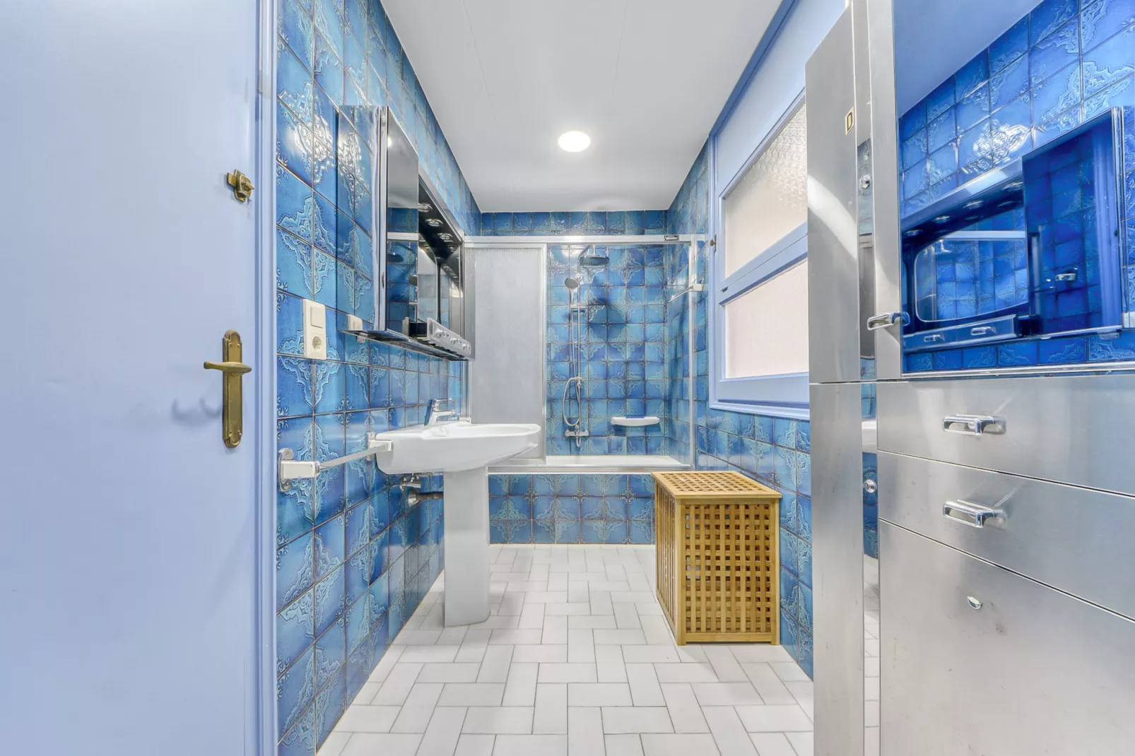 LA PUNTA 3 1 Roses-Bathroom