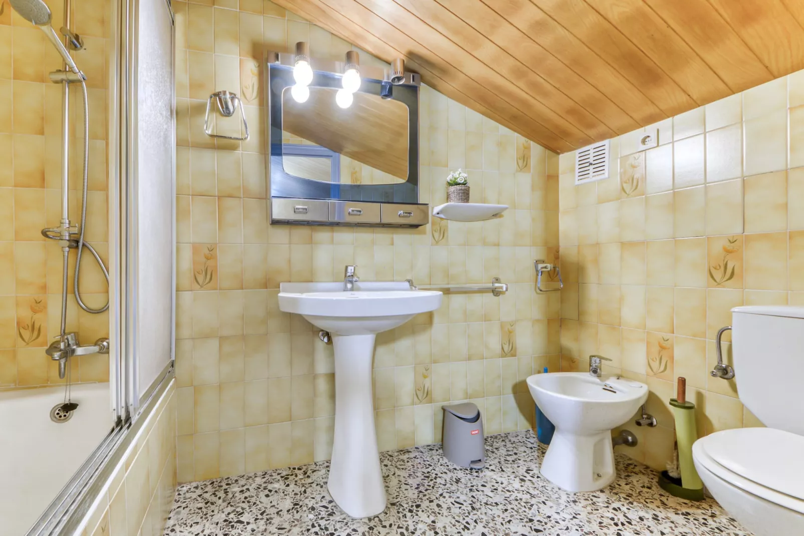 LA PUNTA 3 1 Roses-Bathroom