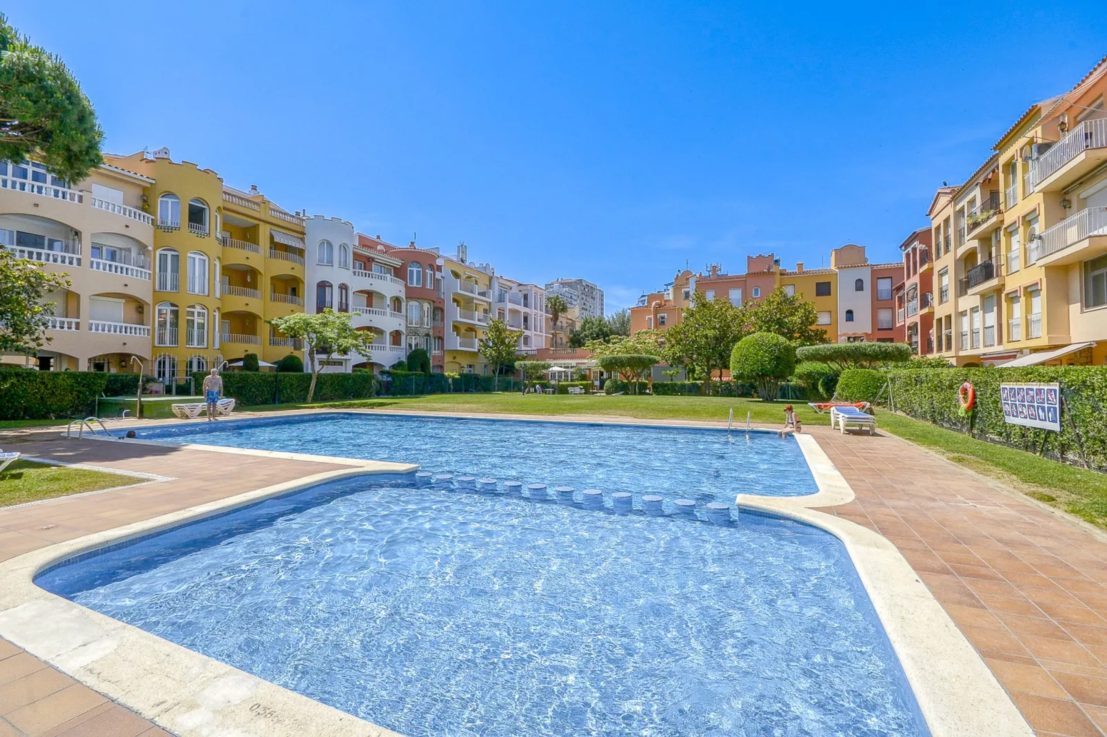GRAN RESERVA  FLORES 19 12 Empuriabrava-Pool