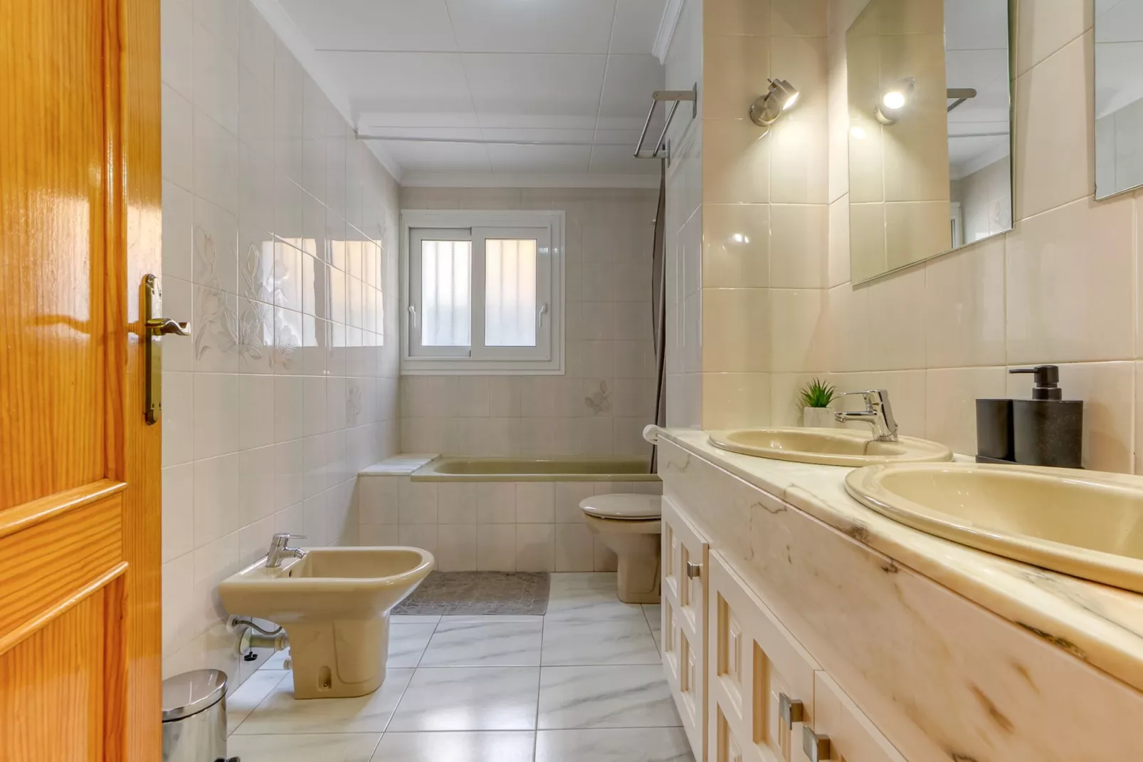 CASA COLOM Roses-Bathroom