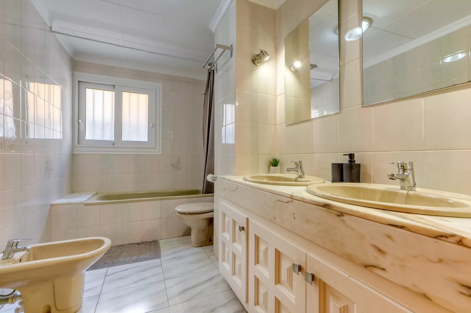 CASA COLOM Roses-Bathroom