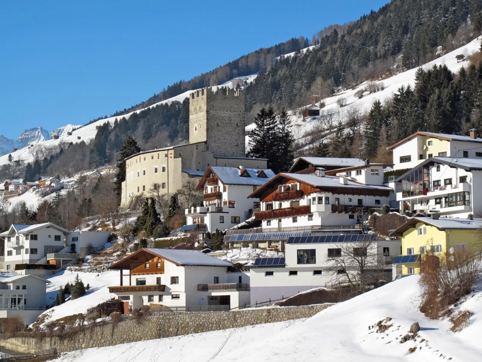 Burg Biedenegg, Niedermontani-Dehors
