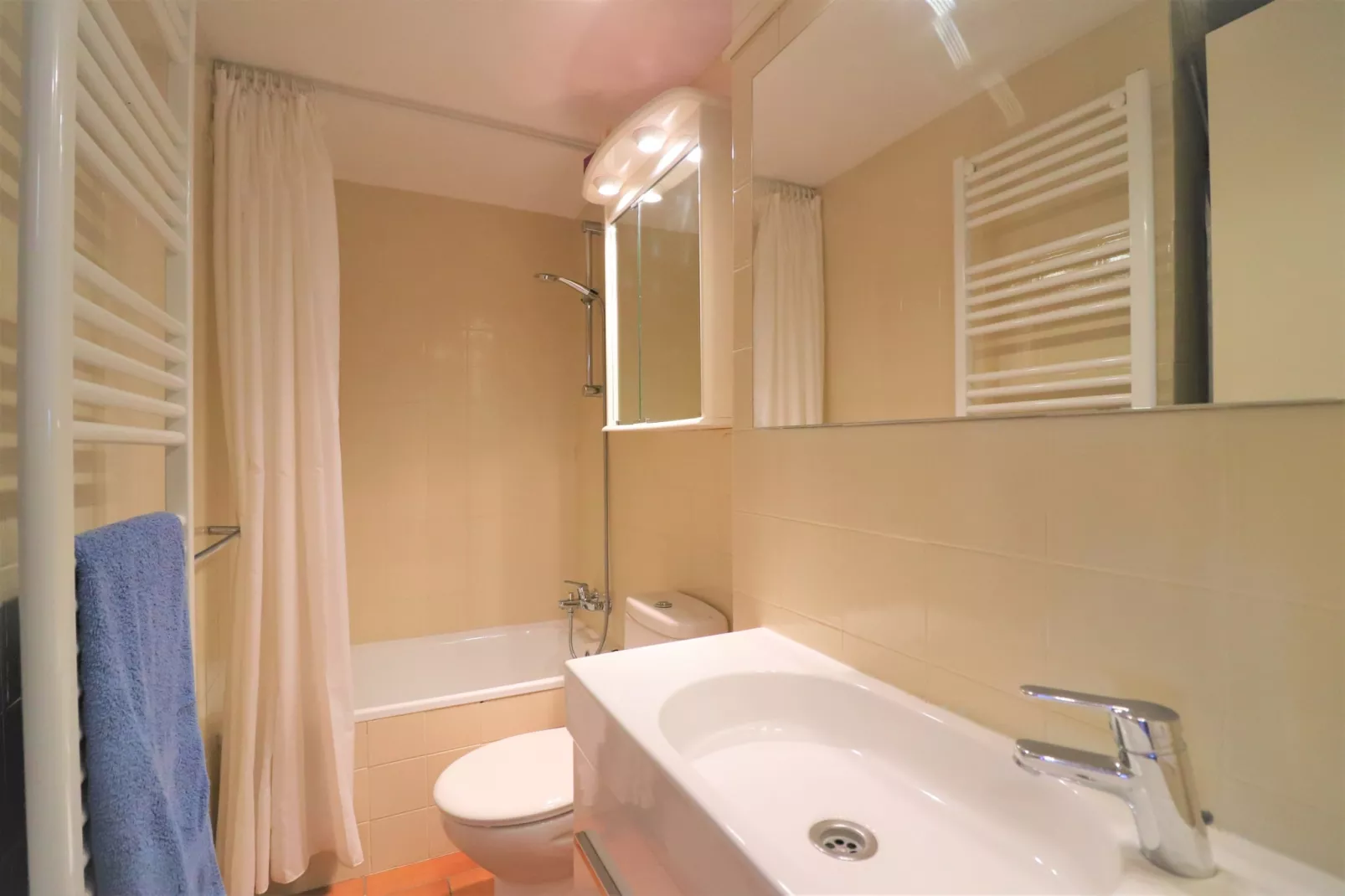 GRAN RESERVA  FLORES 19 12 Empuriabrava-Bathroom