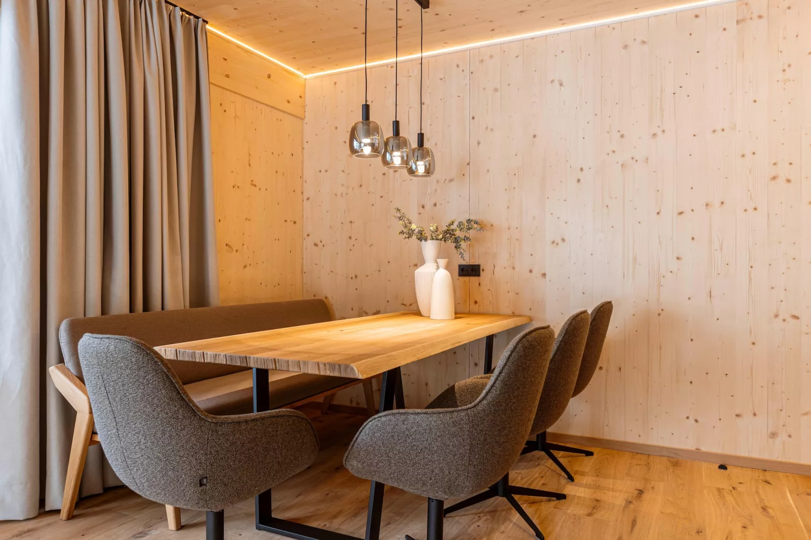 Saalbach Suite 8-Dining room
