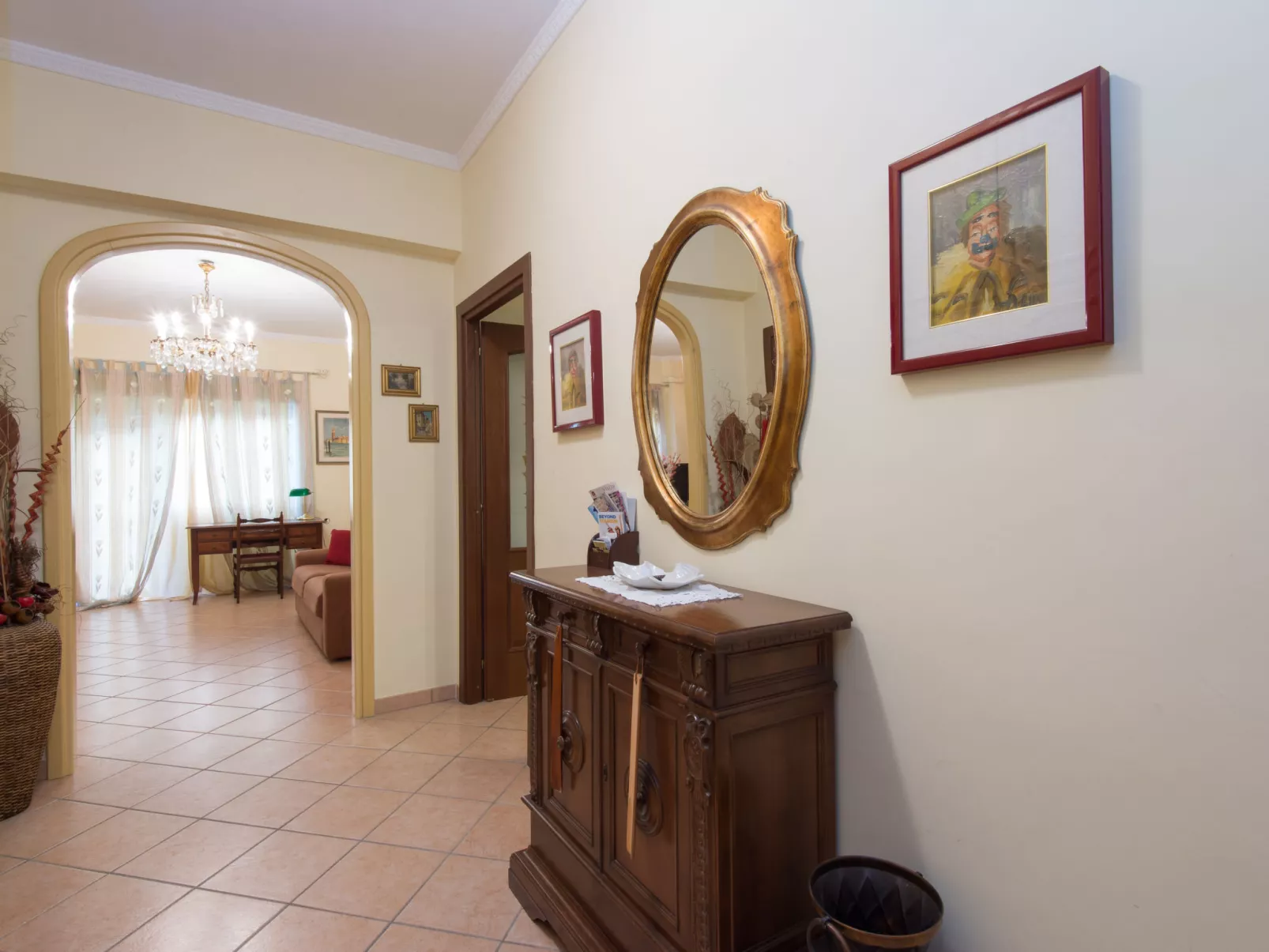 Vaticanum Hills-Inside