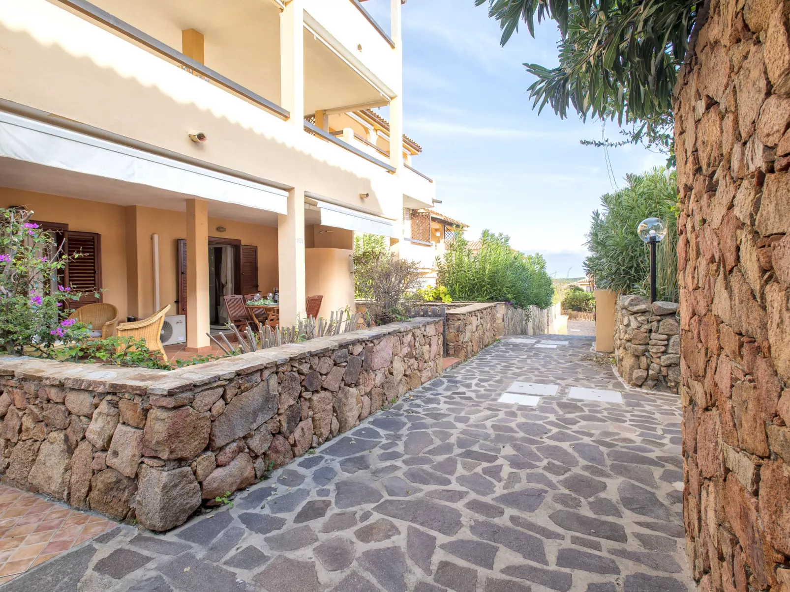 D4 - I1, Baia de Bahas-Outside