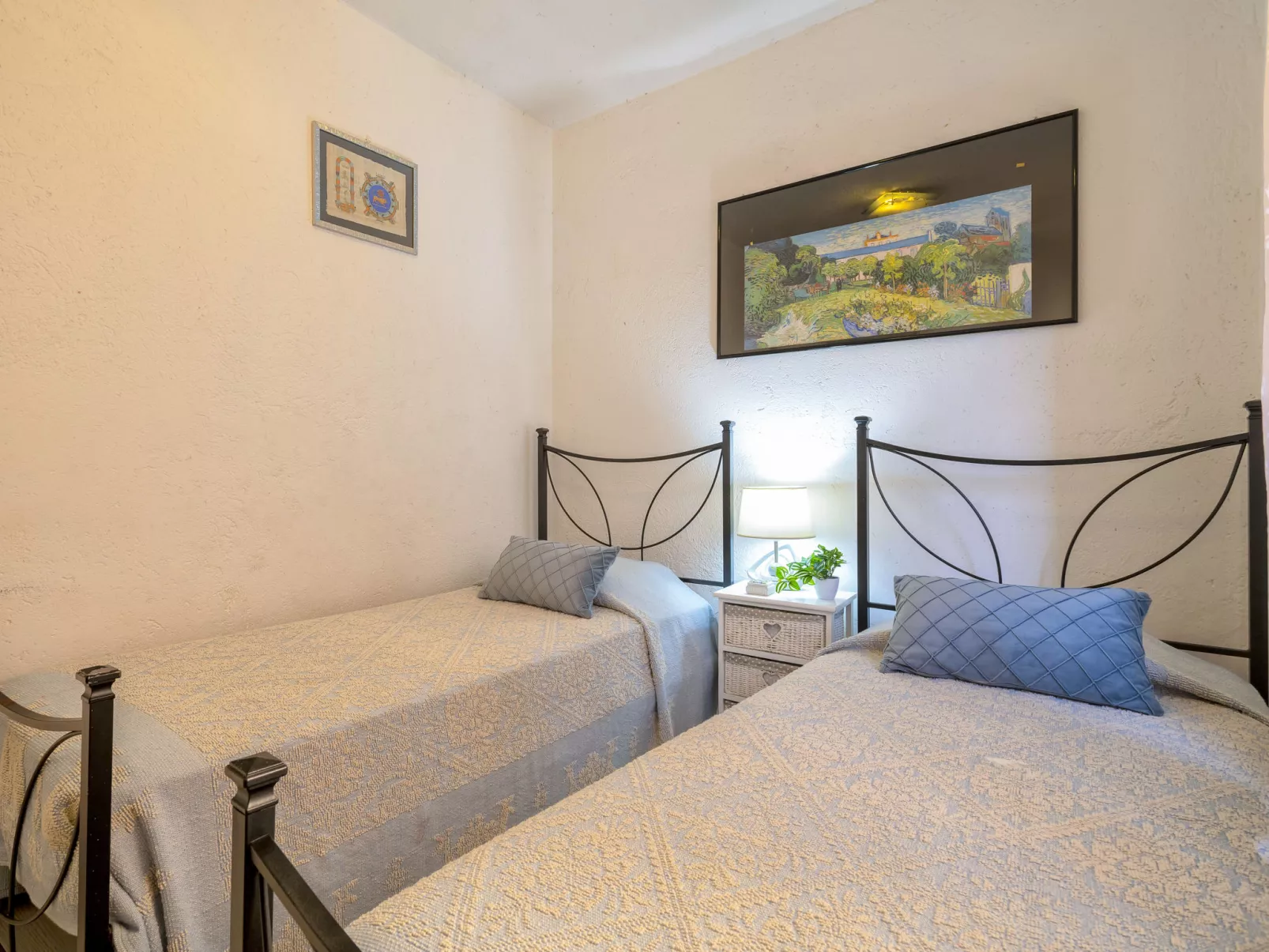 D4 - I1, Baia de Bahas-Inside