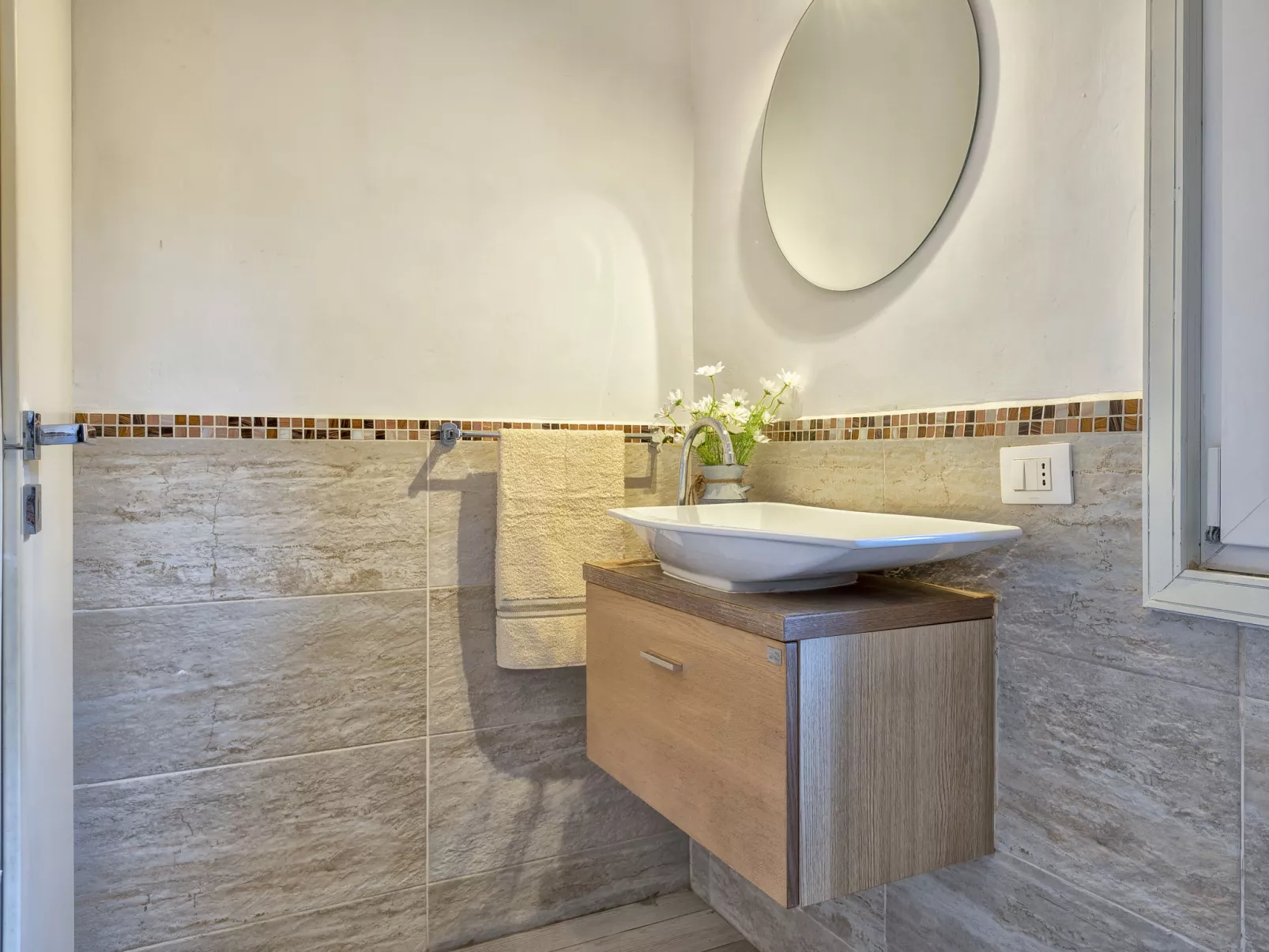 D4 - I1, Baia de Bahas-Inside