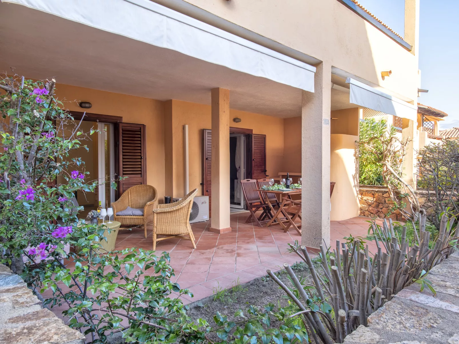 D4 - I1, Baia de Bahas-Outside