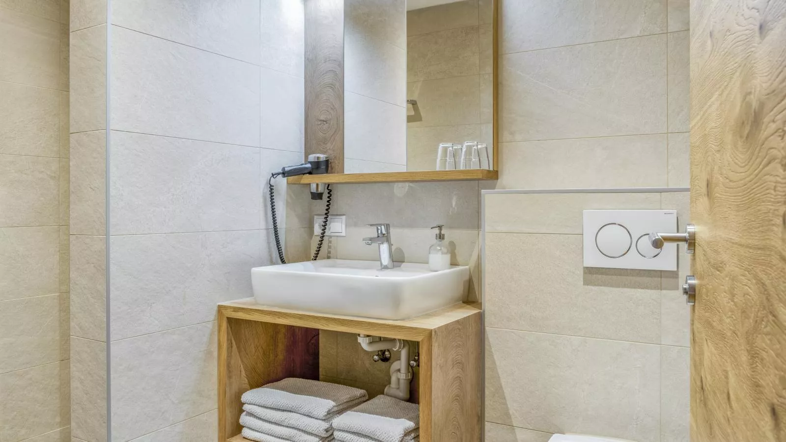 Helfenstein Lodge-Bathroom