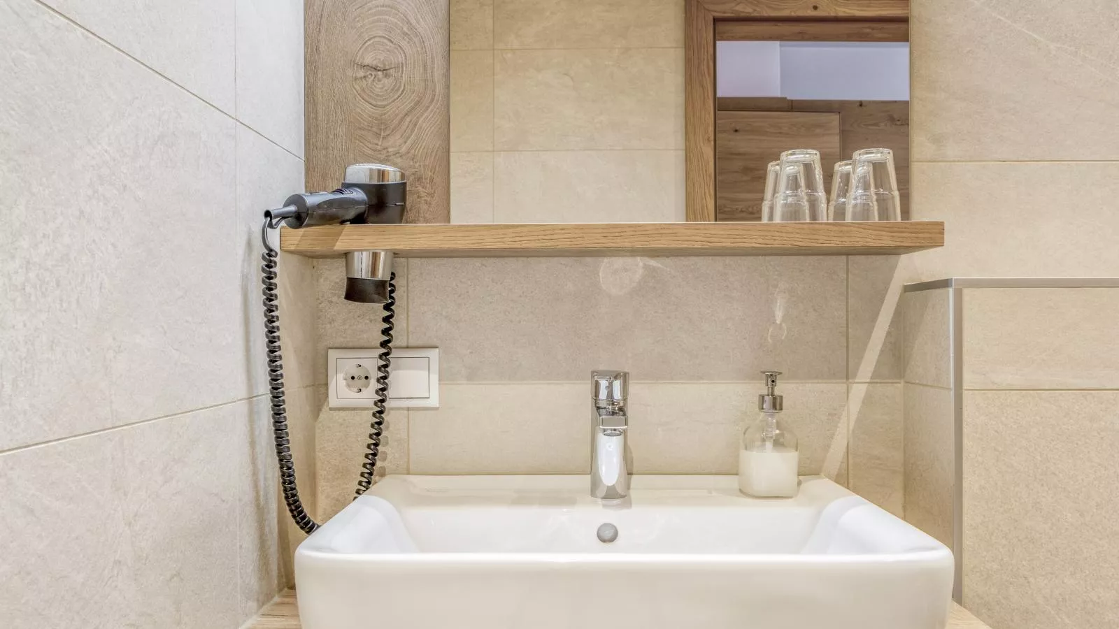 Helfenstein Lodge-Bathroom