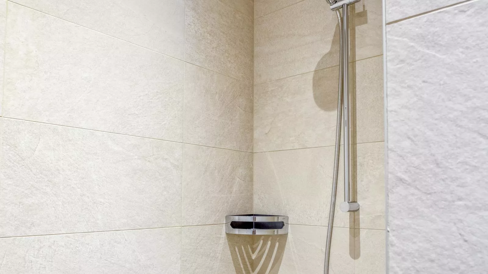 Helfenstein Lodge-Bathroom