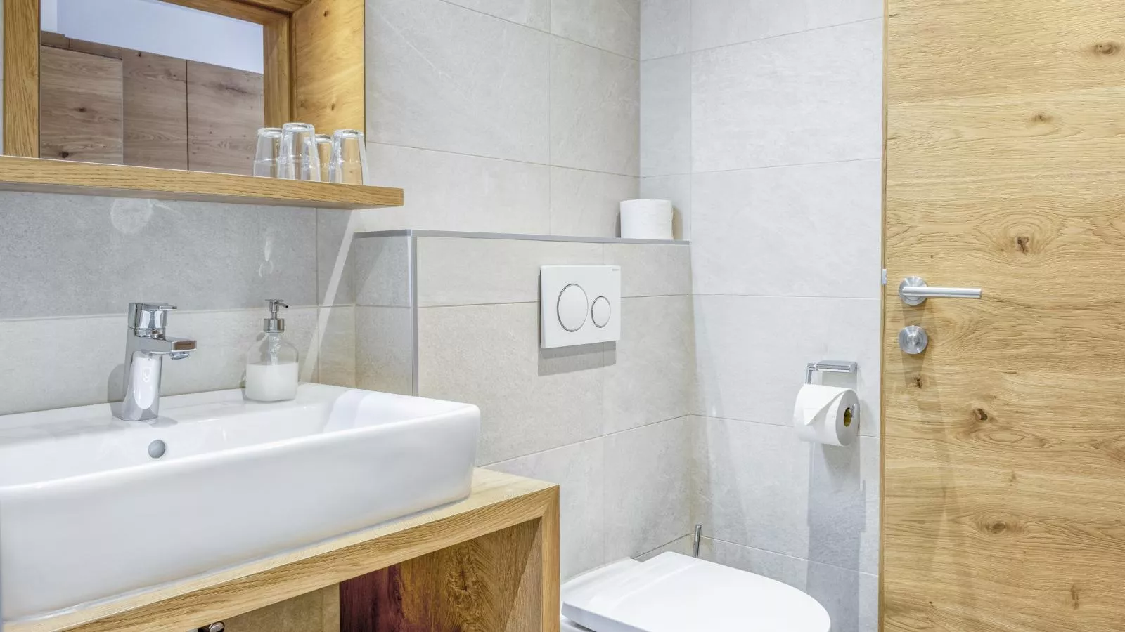 Helfenstein Lodge-Bathroom