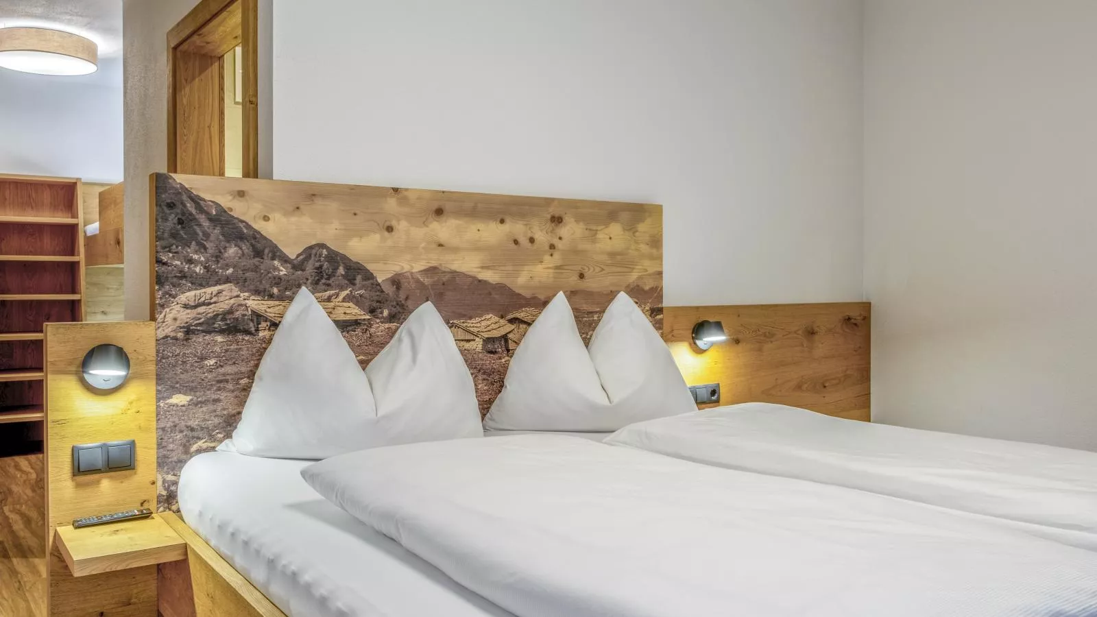 Helfenstein Lodge-Bedroom