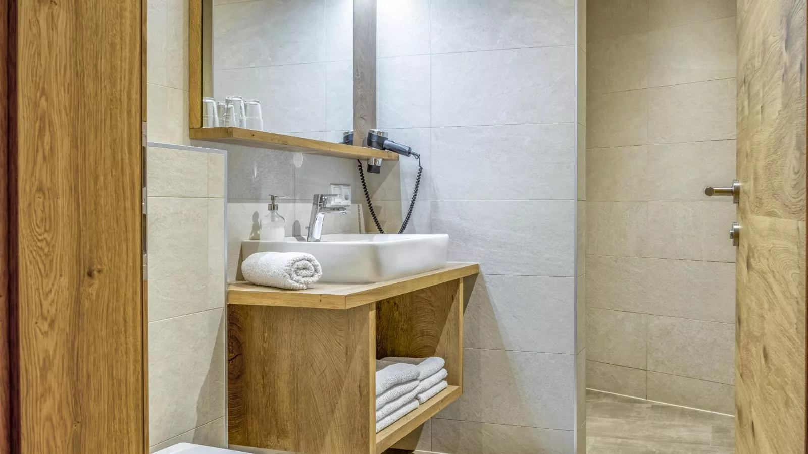 Helfenstein Lodge-Bathroom