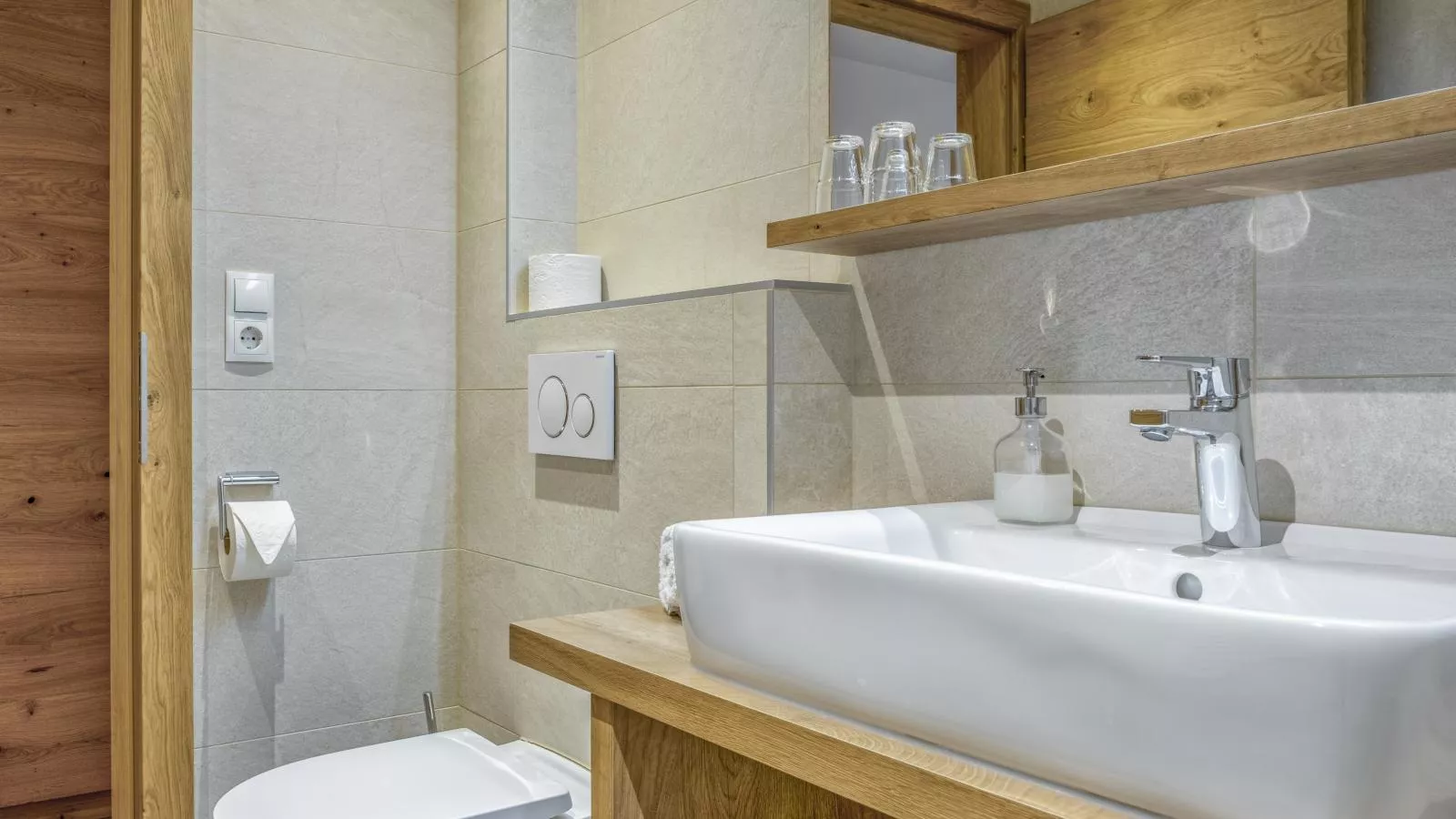 Helfenstein Lodge-Bathroom