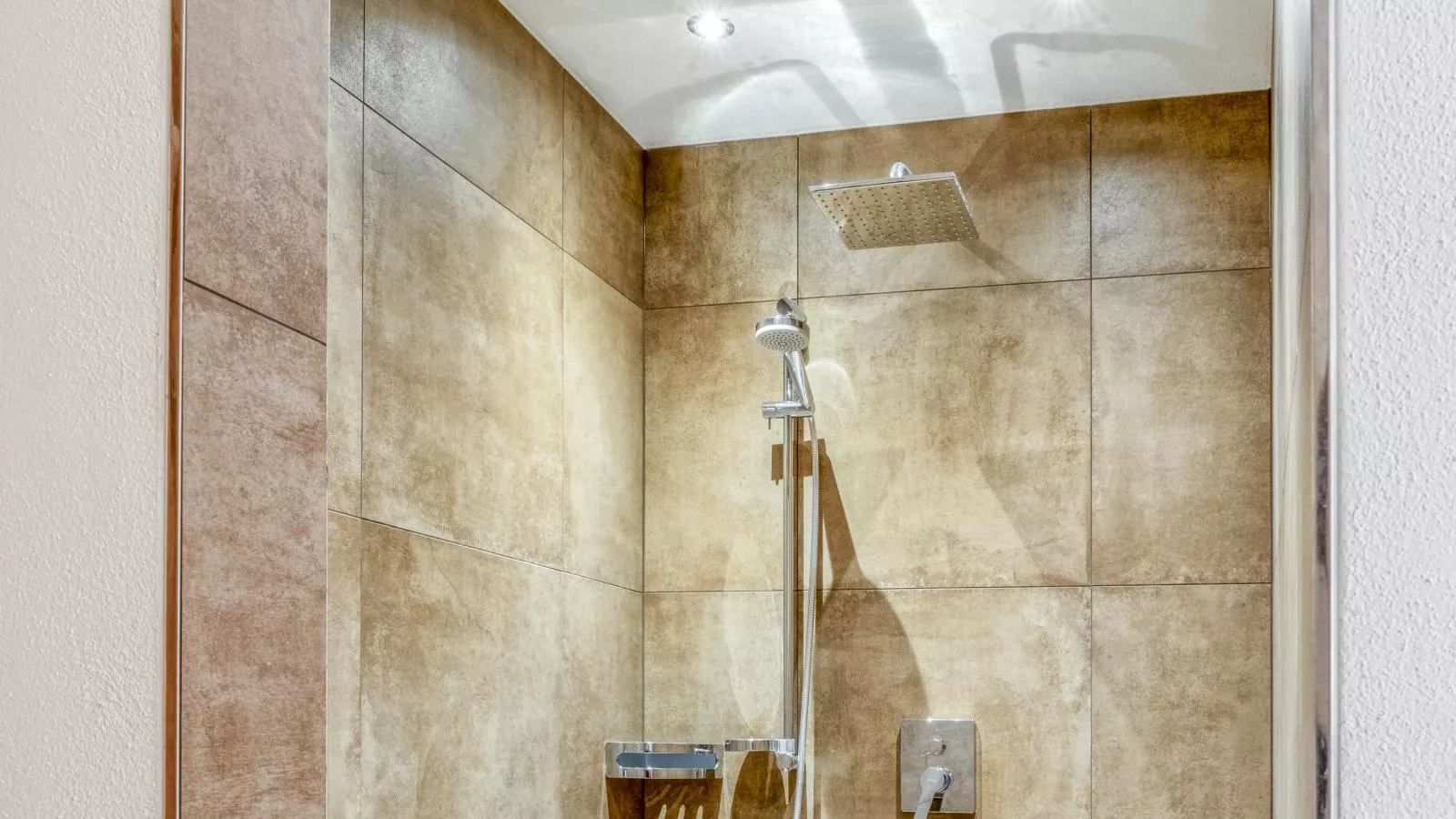 Helfenstein Lodge-Bathroom