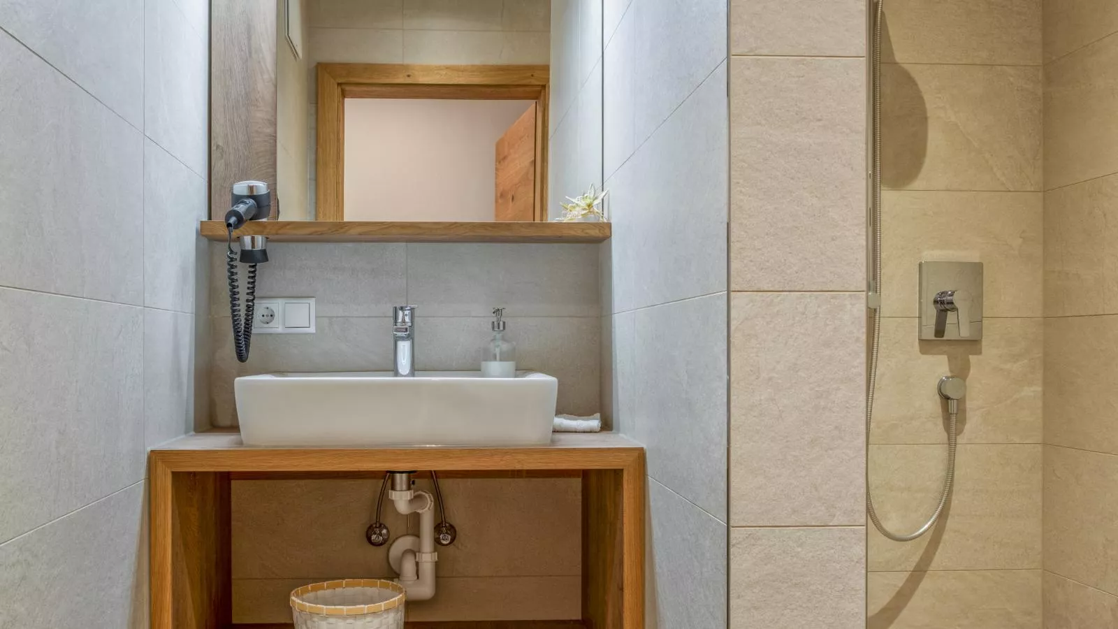 Helfenstein Lodge-Bathroom