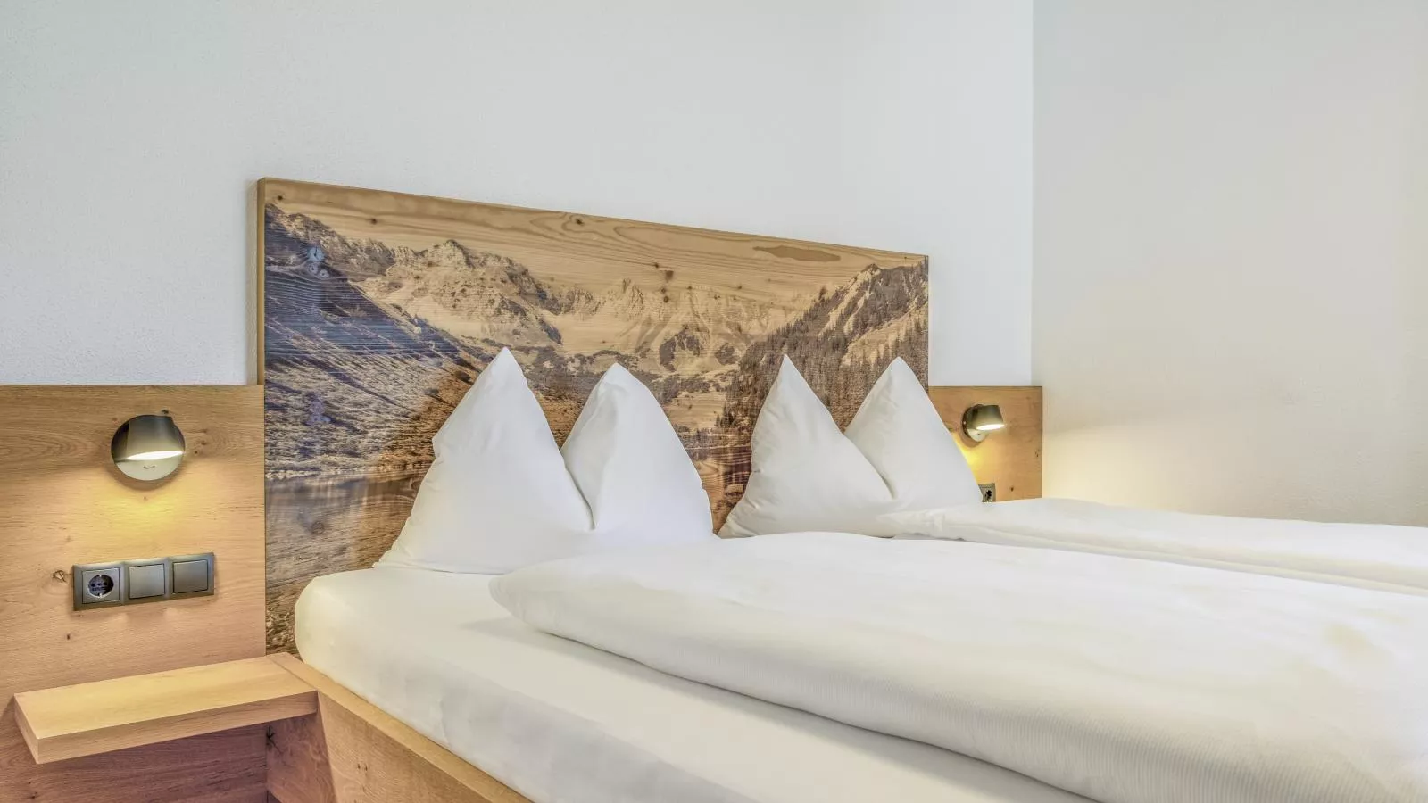 Helfenstein Lodge-Bedroom
